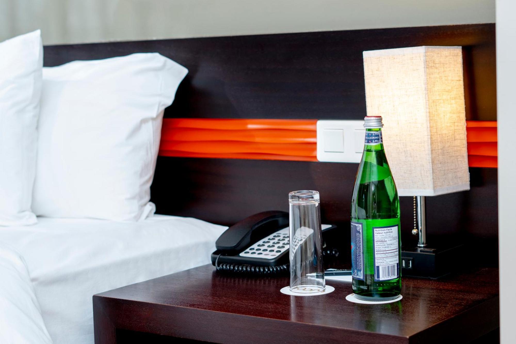 فندق راديسون بلو، داكار سي بلازا داكاغْ المظهر الخارجي الصورة A bottle of mineral water in a hotel room