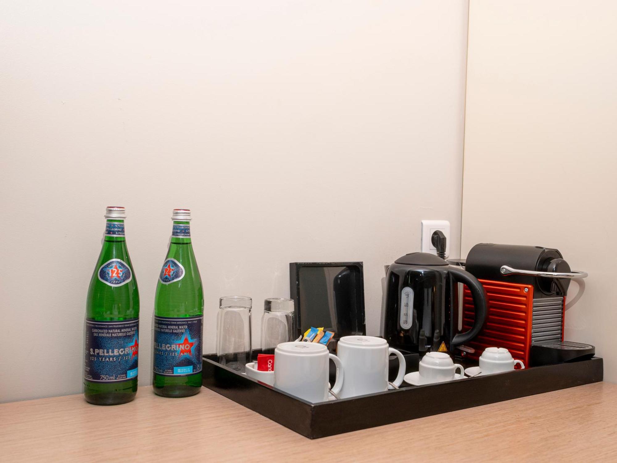 فندق راديسون بلو، داكار سي بلازا داكاغْ المظهر الخارجي الصورة A Nespresso machine in a hotel room